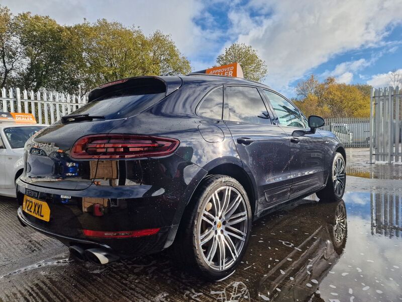PORSCHE MACAN