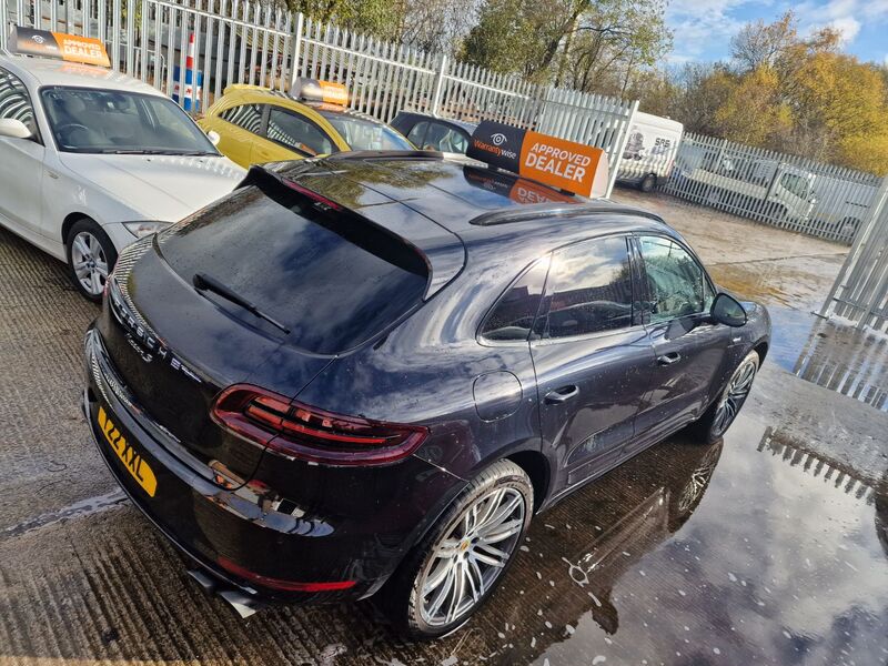 PORSCHE MACAN