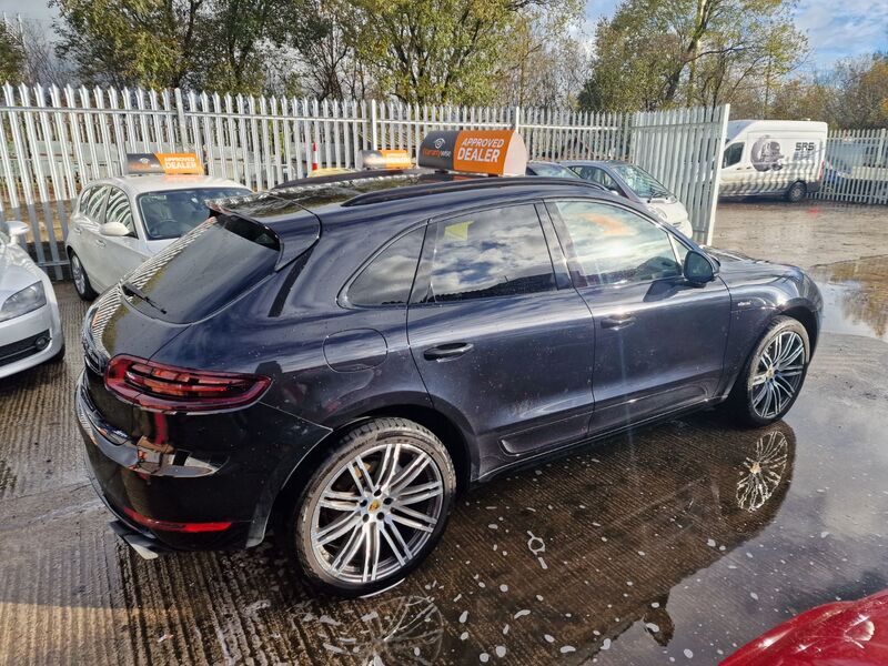 PORSCHE MACAN