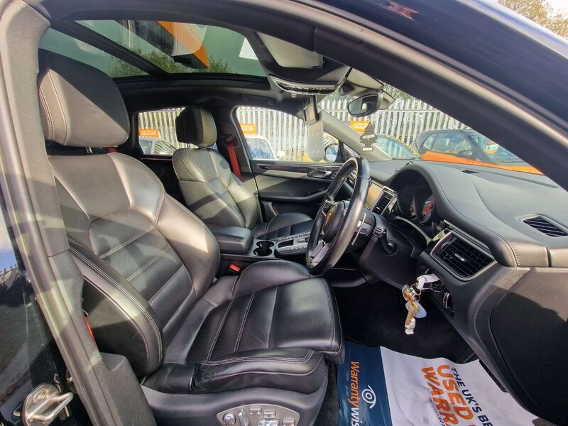 PORSCHE MACAN